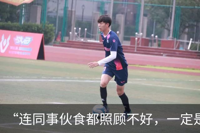 “连同事伙食都照顾不好，一定是烂公司”，张雪试吃米饭称“基本搞定”，公开招食堂主管，要求10年以上餐饮经验，工资加20%以上